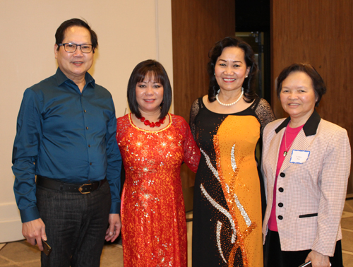 Oanh Loi Powell and other Vietnamese community representatives