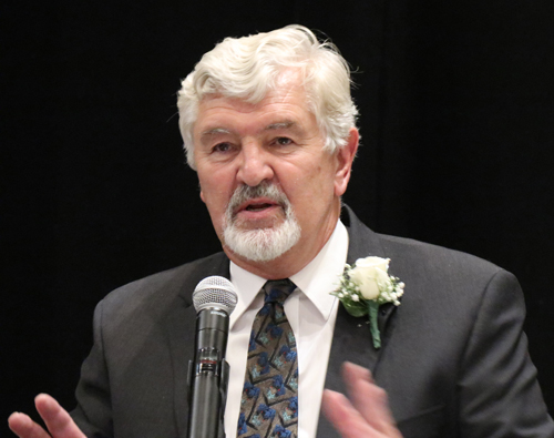 Paul Burik gives his induction speech 
at the Cleveland International Hall of Fame