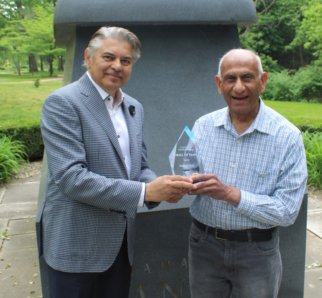 Sudarshan Sathe hands Ramesh Shah his award