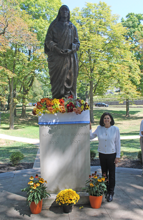 
Dona Brady at Mother Teresa statue unveiling